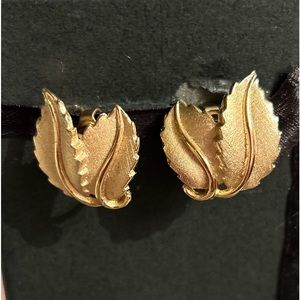 Vintage TRIFARI Textured Gold Tone Leaf Clip On Earrings